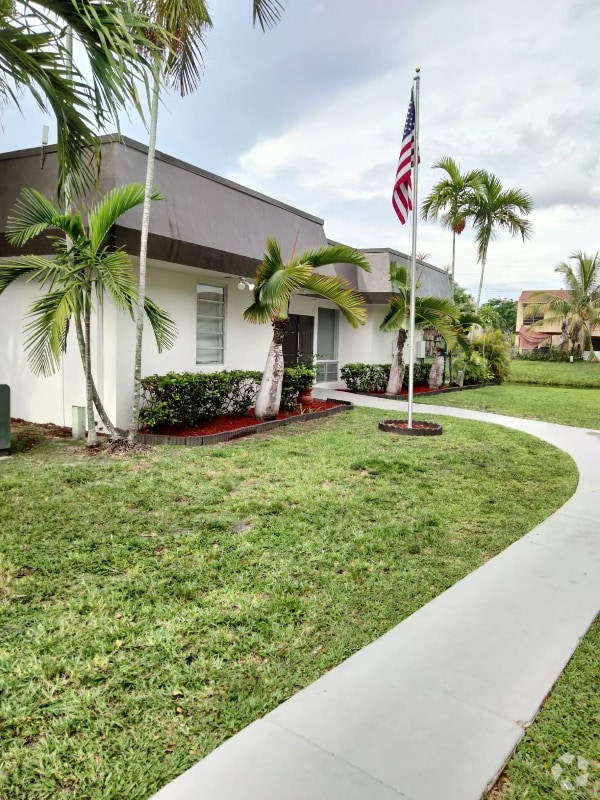 Building Photo - 10395 N Kendall Dr
