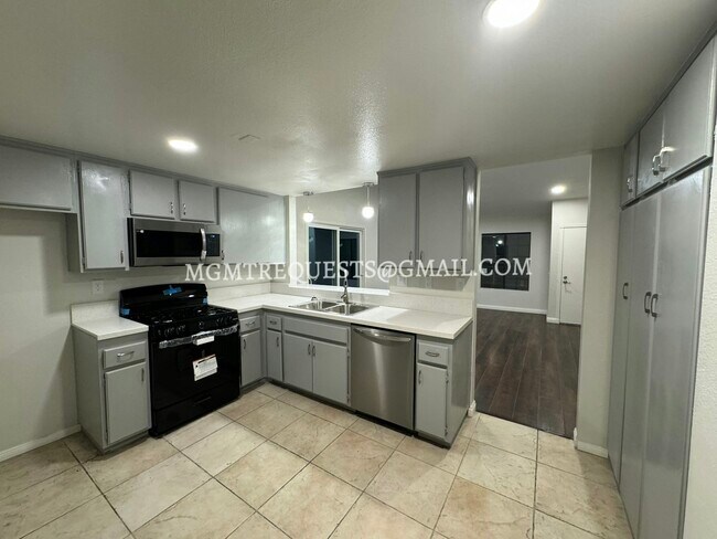 Building Photo - 193 Mistletoe Drive, Unit #1
