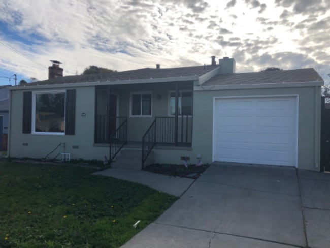 Building Photo - 2265 Reading Ave