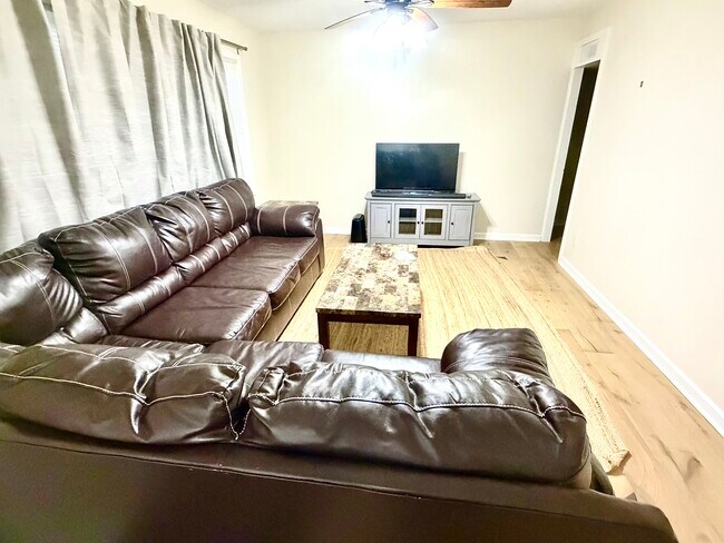 Sala de estar - 305 S Van Doren St