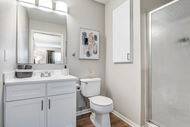 Baño recientemente renovado - Collier Park Apartments