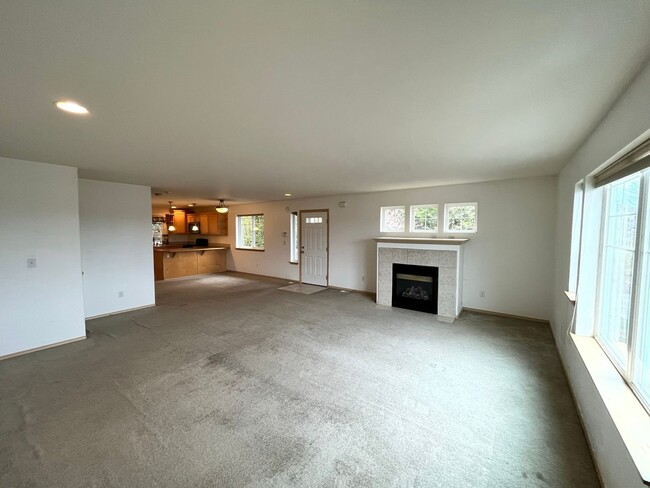 Foto del edificio - 3 Story, Large Home, Next to a Park with V...