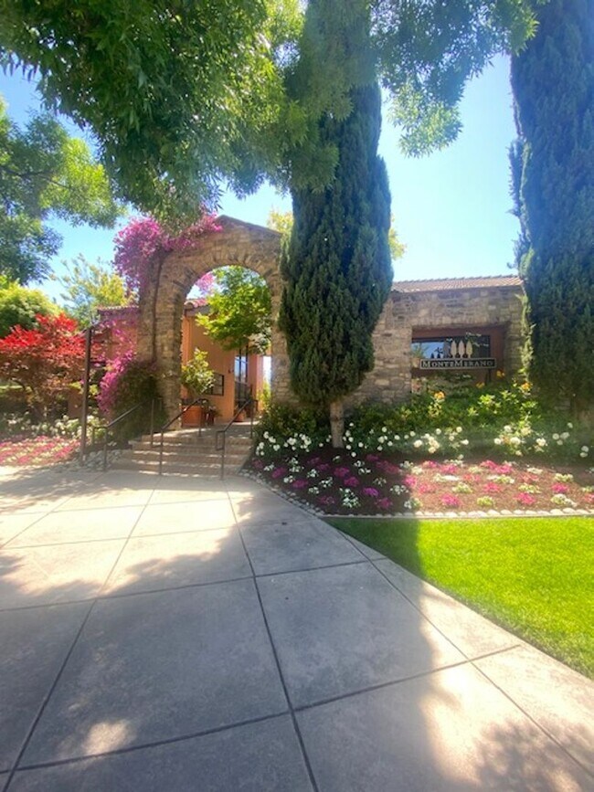 Foto del edificio - Gorgeous Monte Merano Condo for rent