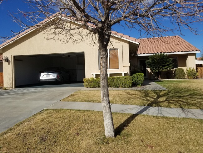 Building Photo - Beautiful Ridgecrest Home, 3 Bedroom + Bon...