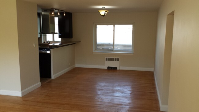 Foto del edificio - MUST SEE! INVITING 2 BED/1BATH CONDO HEAT,...