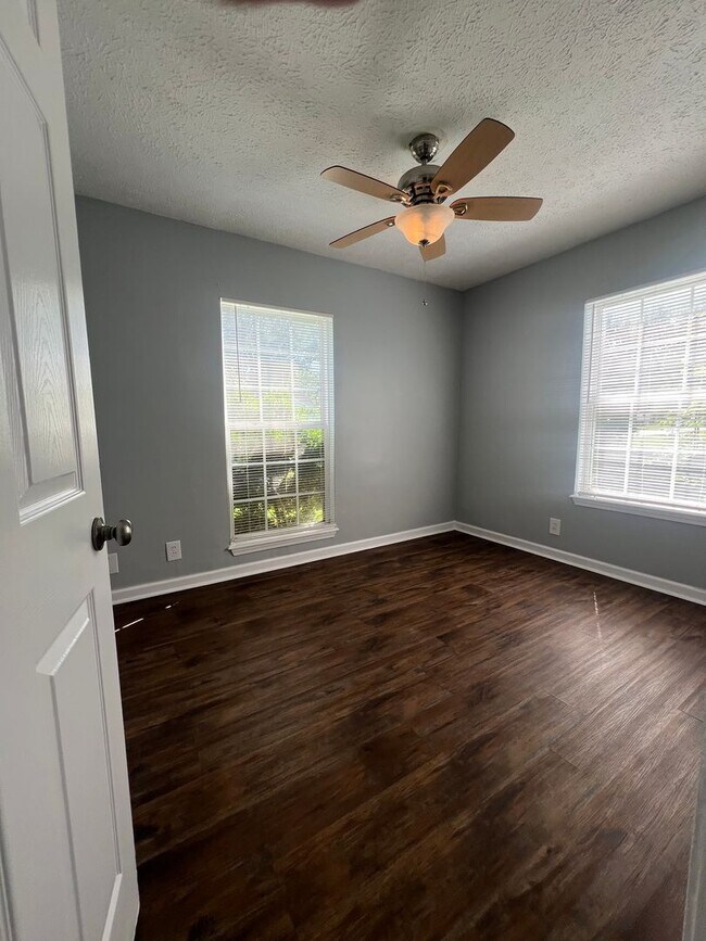 Building Photo - 3 bedroom, 1 bath home