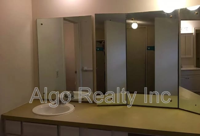 Building Photo - 6050 Wentworth Ave