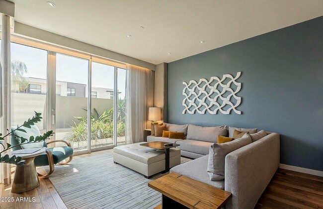 Foto del edificio - 5455 E Lincoln Dr