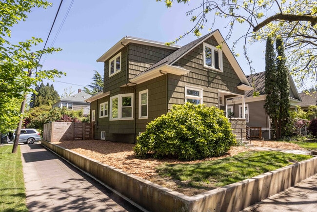 Building Photo - 532 NE 29th Ave