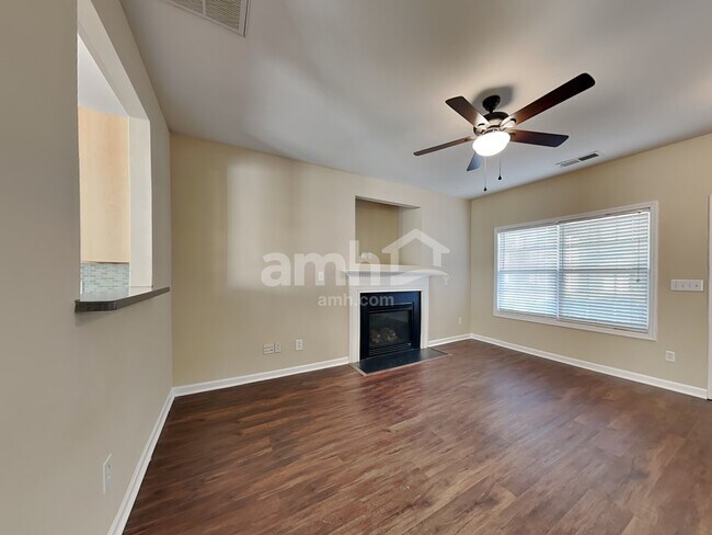 Foto del edificio - 3910 Pepperbush Dr