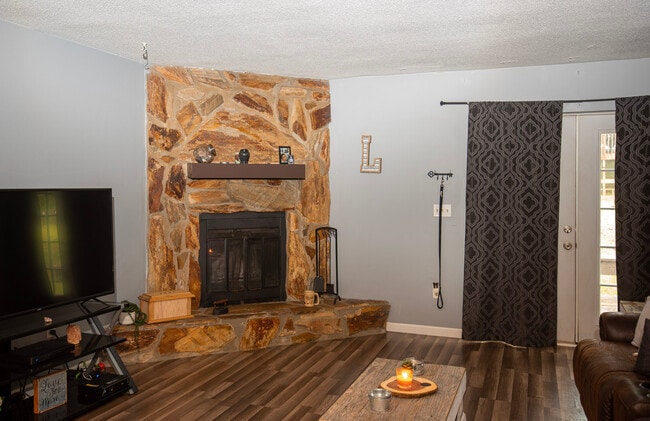 Building Photo - 303 Chesswood Dr