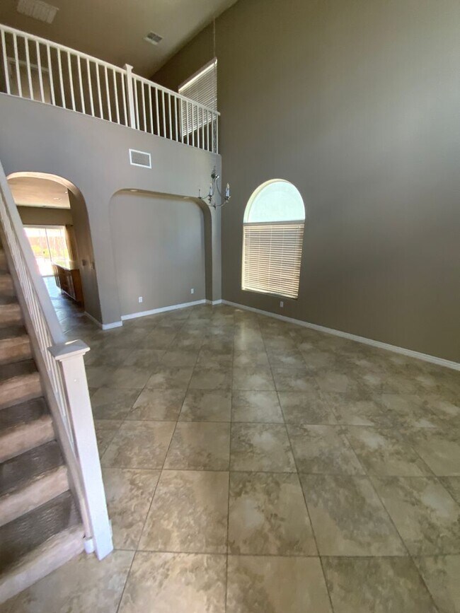 Building Photo - GORGEOUS UPGRADED 3 BED, 3 BATH