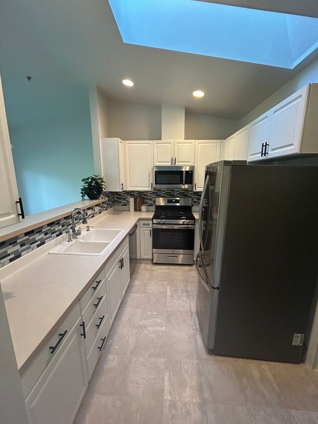 Building Photo - 3 Bed, 2 bath 3rd floor Condo w/garage in ...