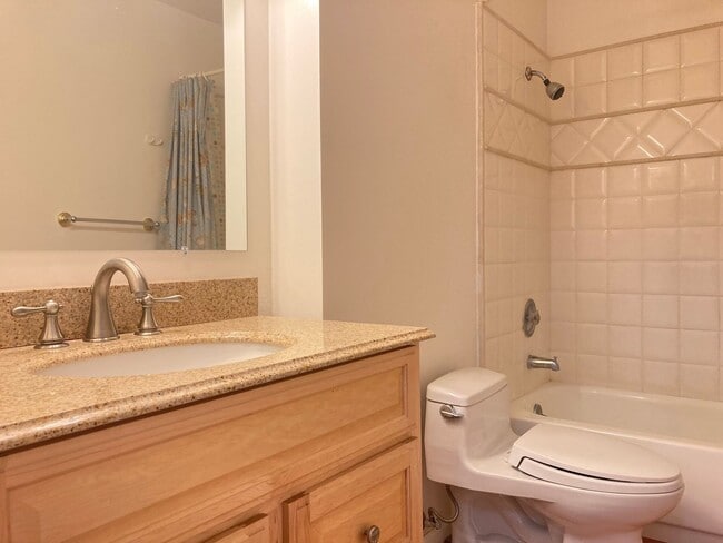 Foto del edificio - Beautifully renovated - Alternate Entrance from Courtyard - In-unit Storage