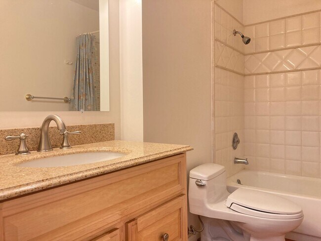 Foto del edificio - Beautifully renovated - Alternate Entrance from Courtyard - In-unit Storage