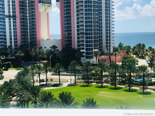 Foto del edificio - 19370 Collins Ave