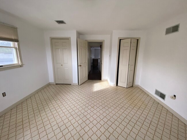 Foto del edificio - 3755 E Market St