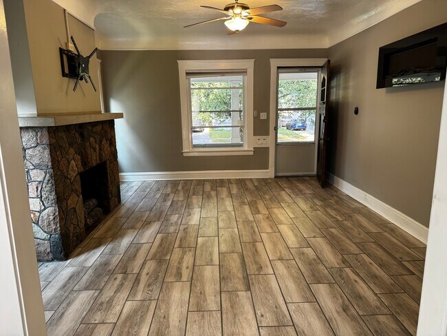 Foto del edificio - 1447 Lakeland Ave