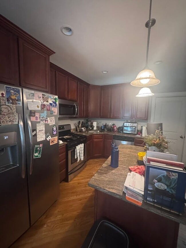 Building Photo - Available 9/1 - Bright 2-bed 2-Bath condo ...