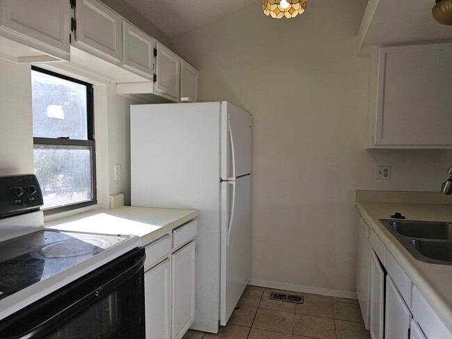 Foto del edificio - 3 Bedroom Raised Ranch Duplex with Garage Space