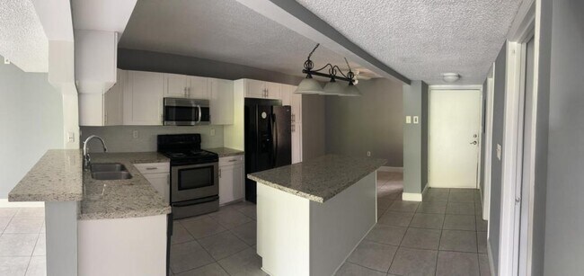 Foto del edificio - 8401 W Sample Rd