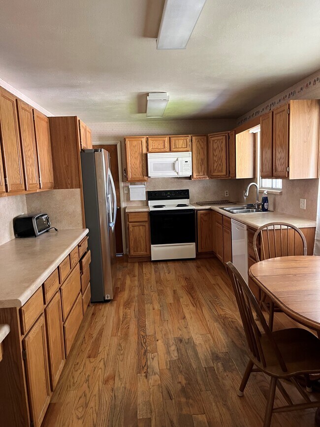 Kitchen - 752 E 2550 N