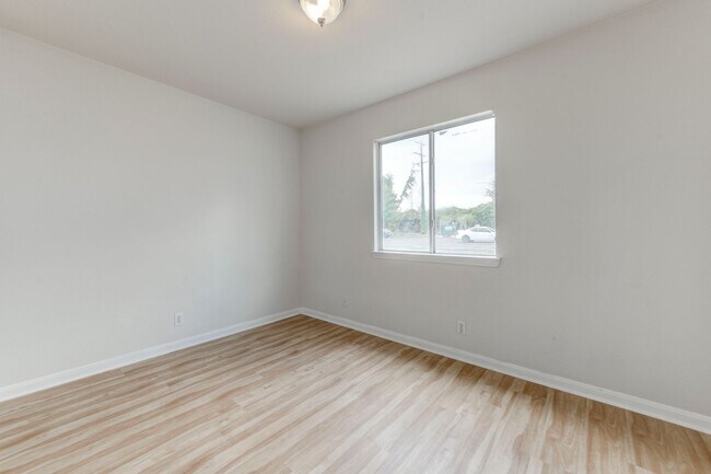Foto del edificio - 3301 El Salido Pkwy