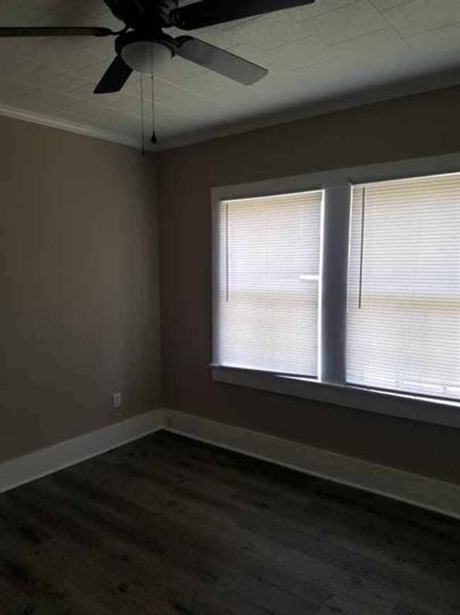 Building Photo - 3-Bedroom, 1-bathroom home!