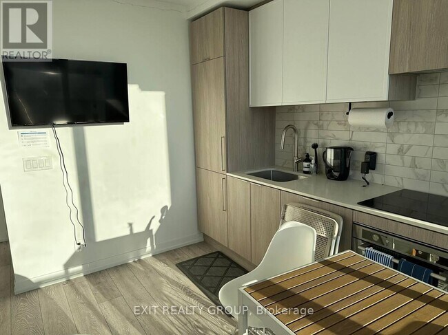 Photo du bâtiment - 2020 Bathurst St