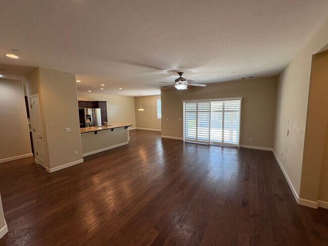 Building Photo - SE Visalia home Rent Ready!