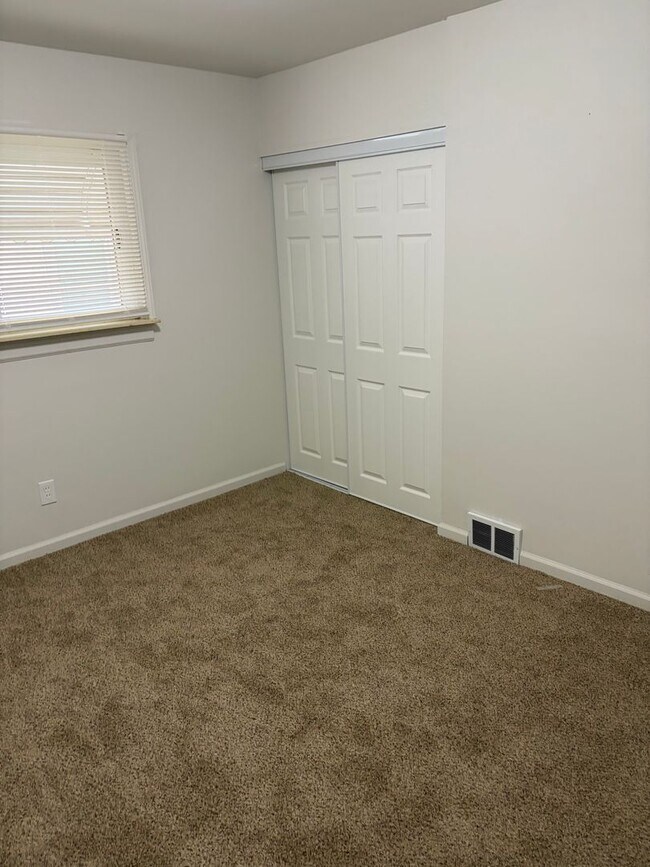 Building Photo - 4 bedroom 1 bath newly remodeled ranch in Dearborn Heights