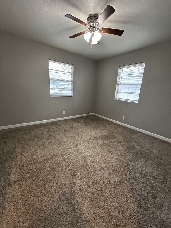 Foto del edificio - 1303 E 9th St