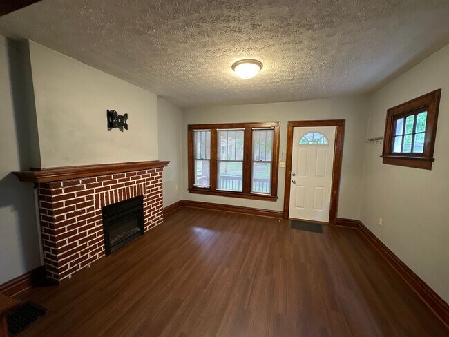 Foto del edificio - 178 E Tompkins St