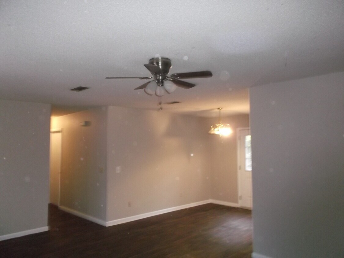 Foto del edificio - 814 Old Newton Rd