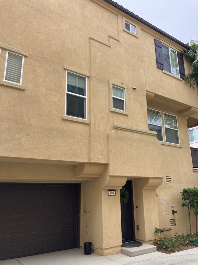Building Photo - Beautiful 2 Bedroom Plus Office Den -- Ava...