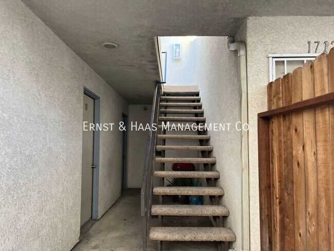 Building Photo - Beautiful 2 Bedroom 2 Bath with 1 Car Gara...