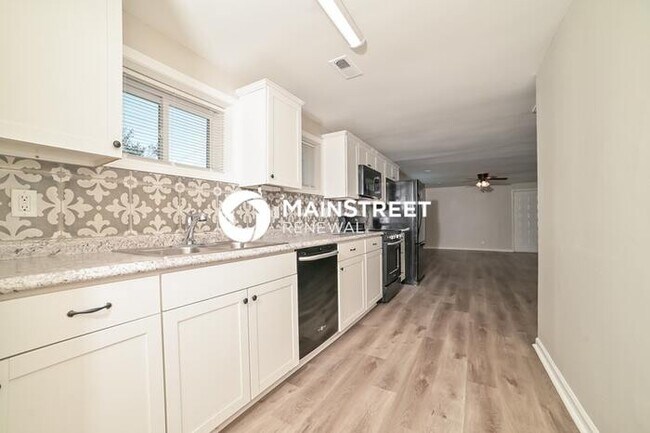 Building Photo - 3 Bedroom Pet-Friendly Home in Knoxville, TN with Main Street Renewal