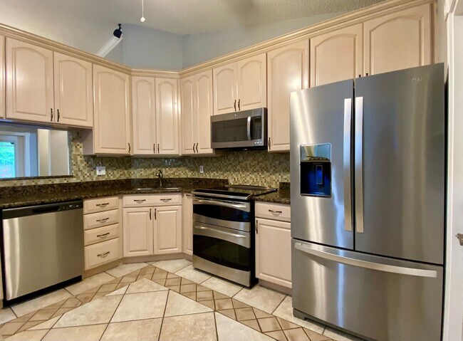 Foto del edificio - Beautiful, 3BD/2BA Home with Fenced Backya...