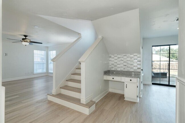 Building Photo - 1802 Woodland Dr