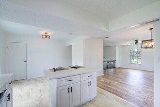 Building Photo - 402 Tresvant Dr