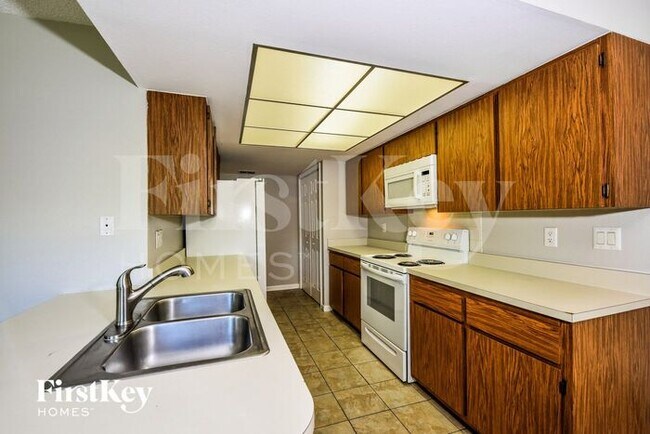 Building Photo - 656 Canal Dr