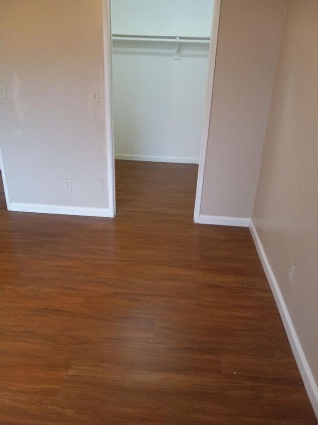 Building Photo - Redlands - Lovely 2 Bedroom unit-Move in S...