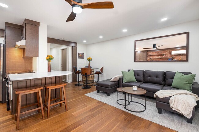 Foto del edificio - Beautiful 1BD/1BTH mid-rise condo in Myers...