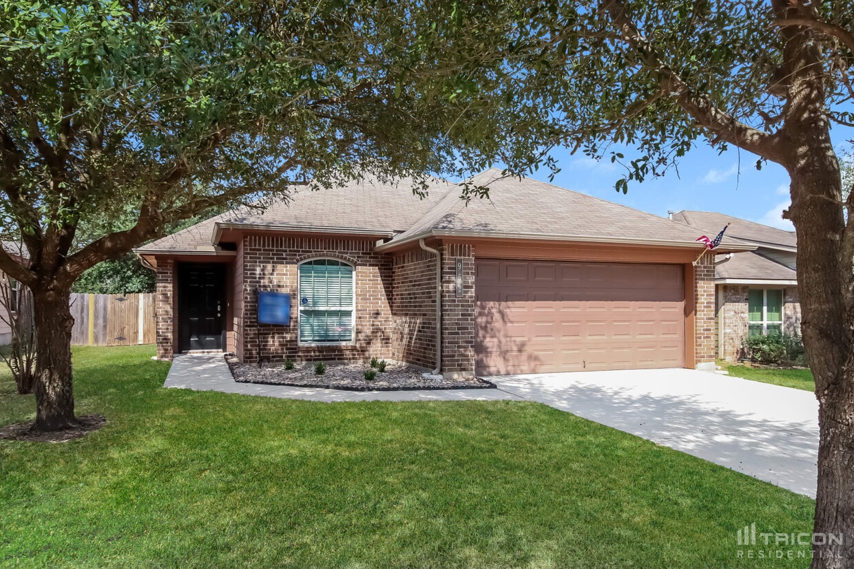 Primary Photo - 952 Oak Lynn Dr
