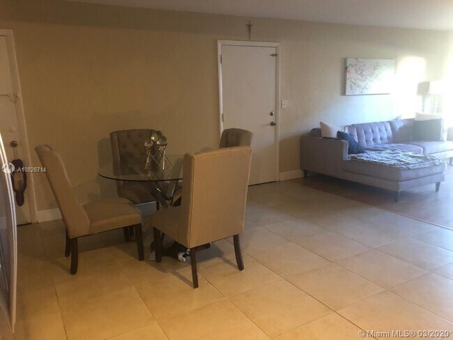 Foto del edificio - 7204 Fairway Dr