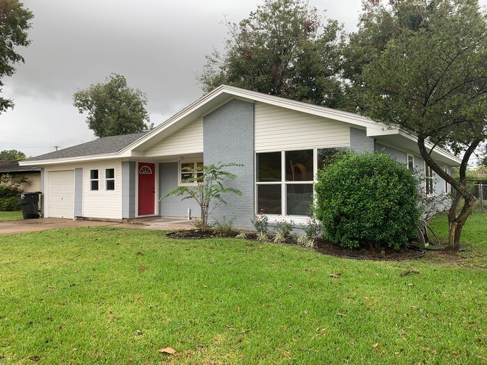 Beautifully updated 3 bedroom 2 full baths House Rental in Nederland