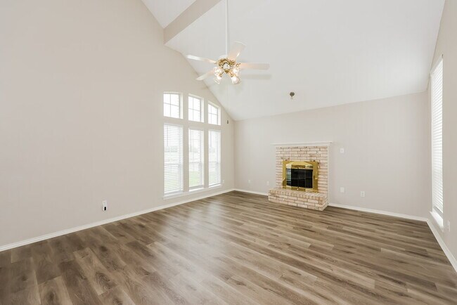 Foto del edificio - 300 Stone Creek Blvd