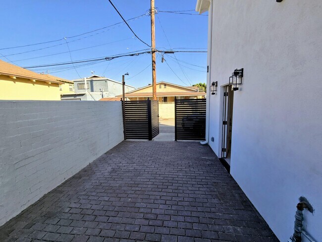 Foto del edificio - 11015 Califa St