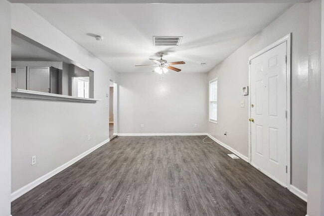 Building Photo - Spacious home, close to the beltline, grea...