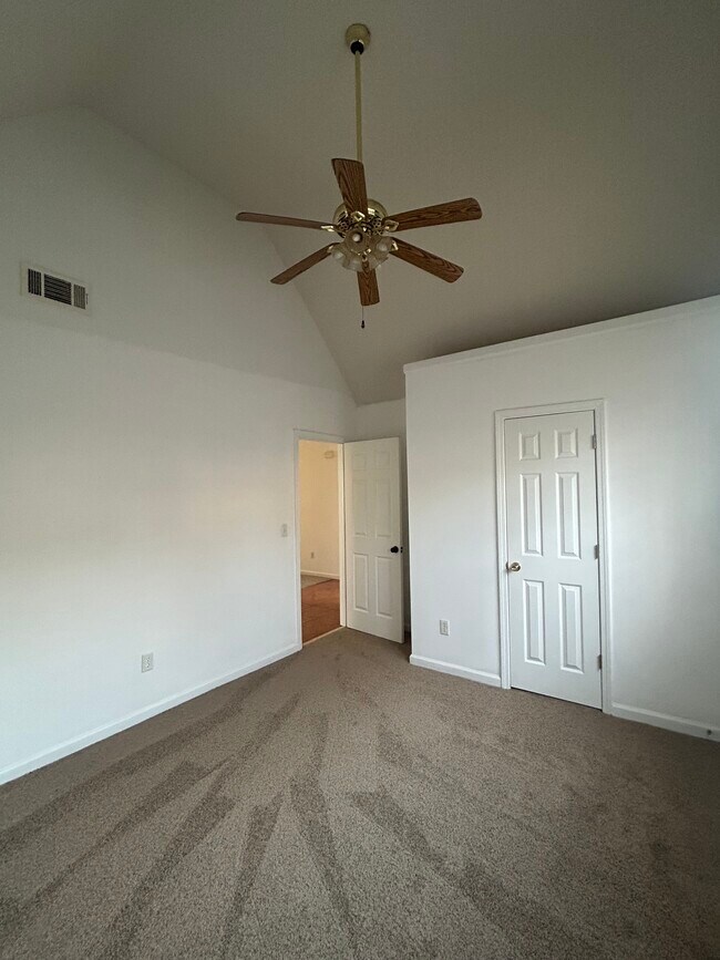 Foto del edificio - 65 Waters Edge Way